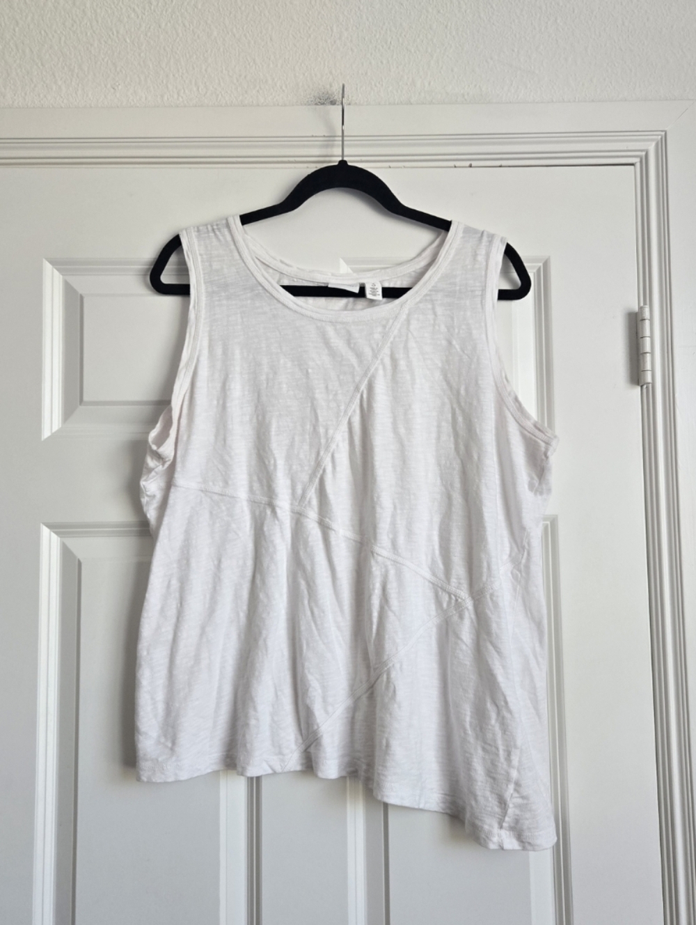Chico's White Sleeveless Asymmetrical Tank Top
